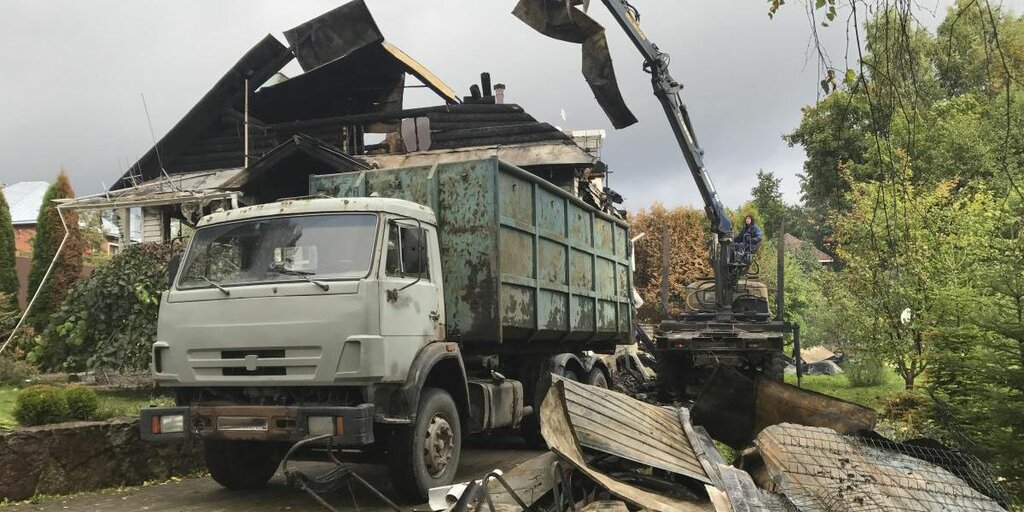Вывоз мусора после пожара с утилизацией в Каменске-Шахтинском в октябре