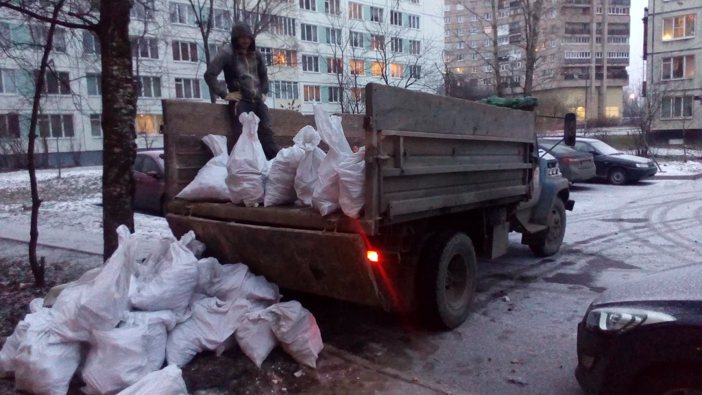 Вывоз мусора в мешках в Каменске-Шахтинском в октябре