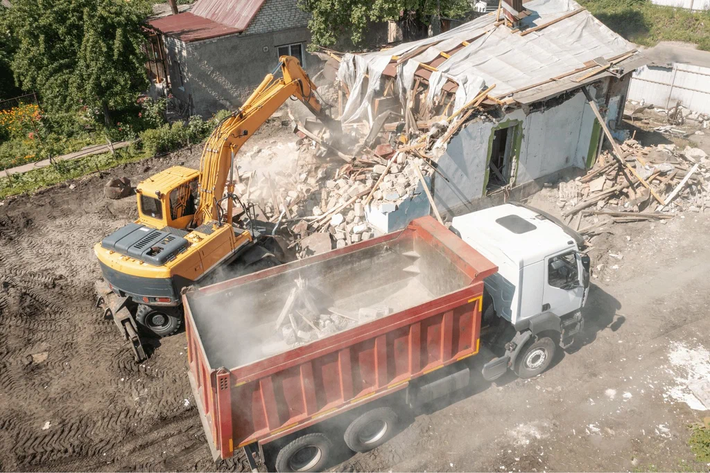 Вывоз мусора после сноса зданий с выездом в Каменске-Шахтинском в октябре