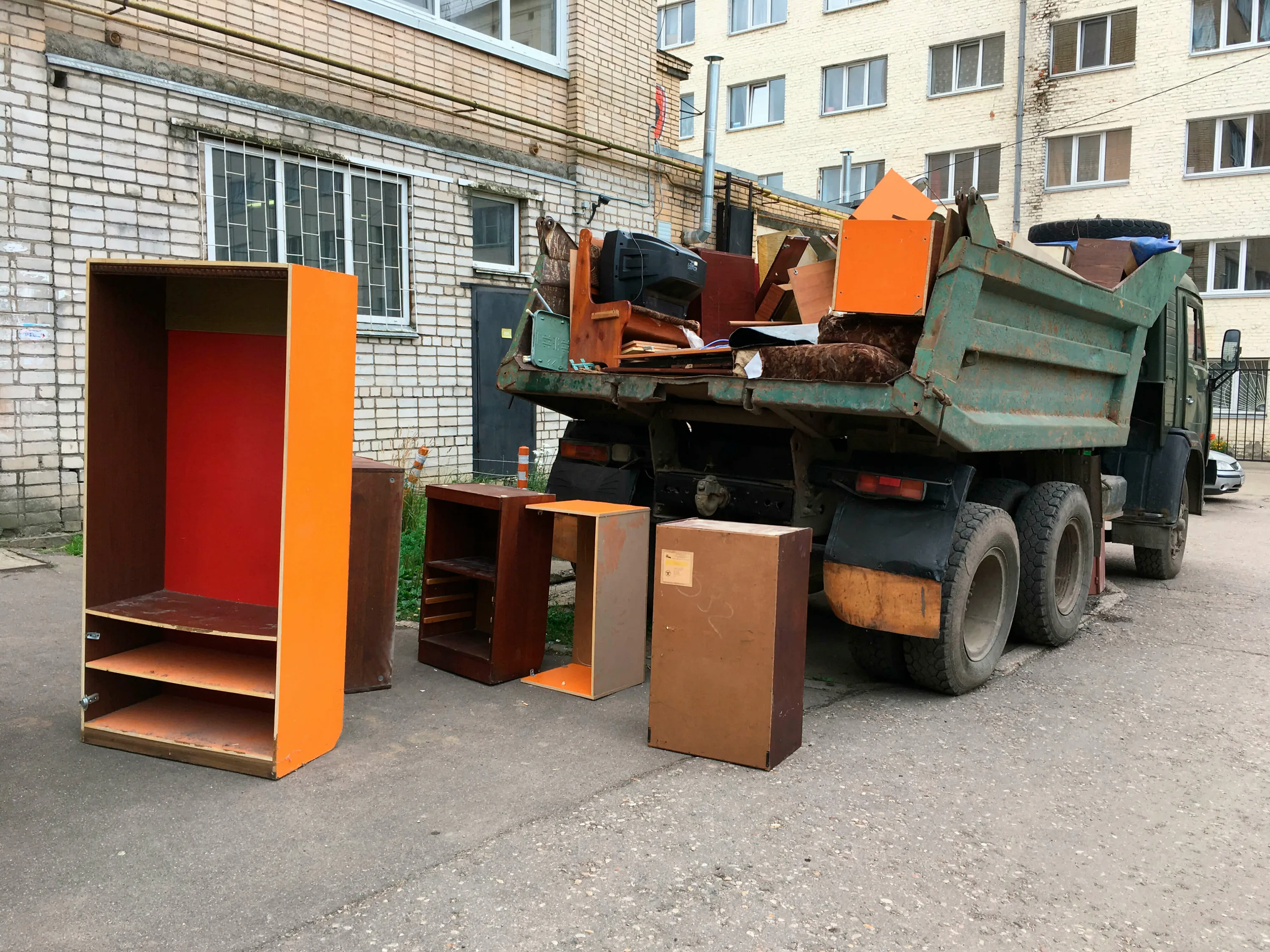 Утилизация старой мебели с вывозом и разбором в Каменске-Шахтинском в октябре