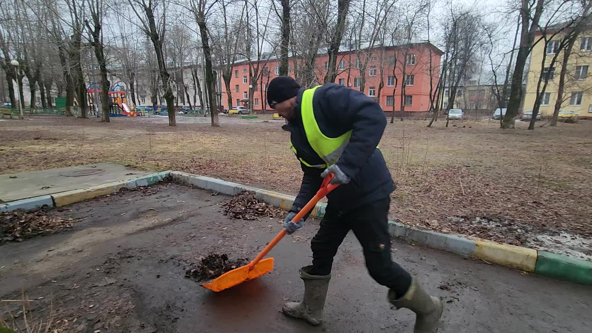 Уборка территорий в Каменске-Шахтинском в октябре