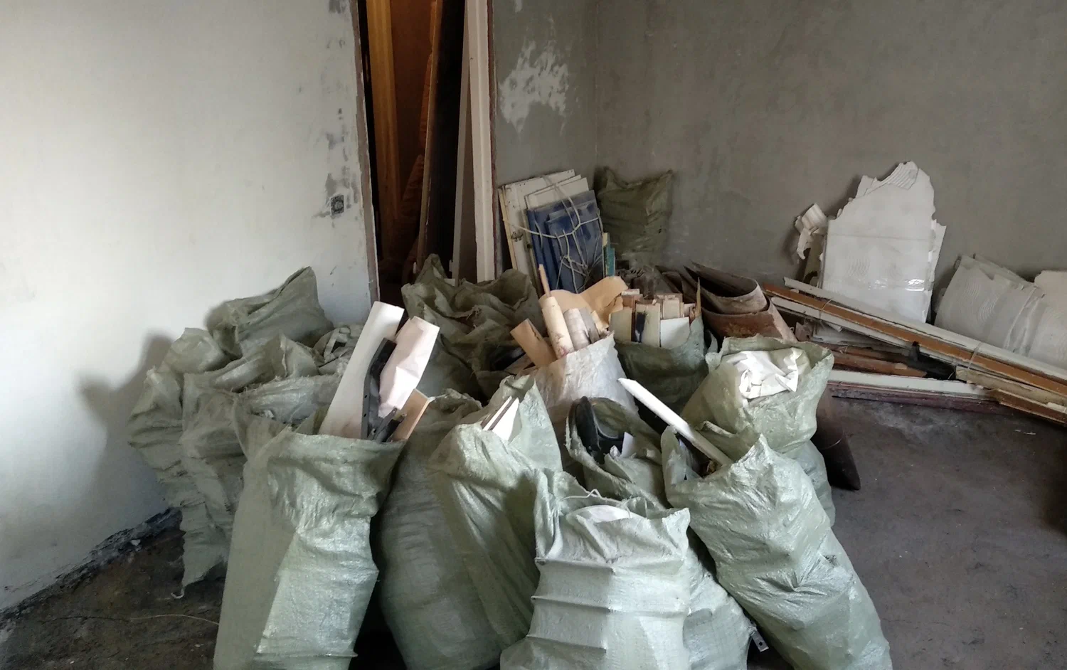 Уборка строительного мусора с вывозом и утилизацией в Каменске-Шахтинском в октябре