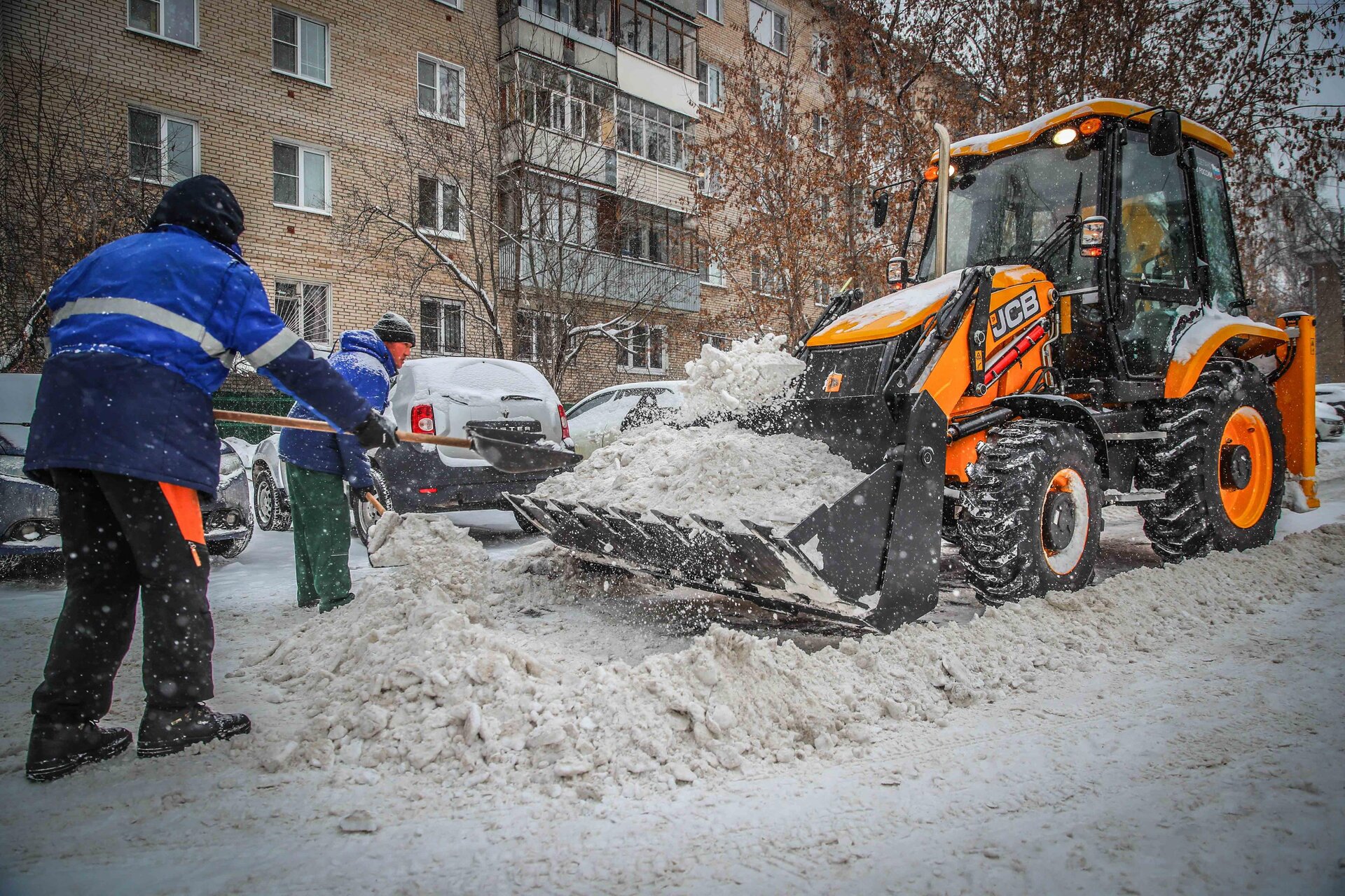 Очистка дворов от снега и наледи в Каменске-Шахтинском — уборка снега, трактор и ручная, цены от 515 руб. | ПроМусор