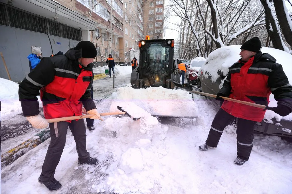 Очистка дворов от снега с гарантией результата в Каменске-Шахтинском в октябре
